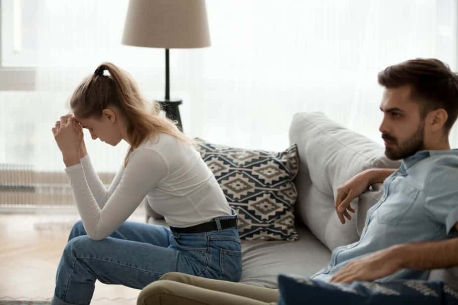 5 Anzeichen dafür, dass dein Freund toxisch ist und versucht, dich zu untergraben