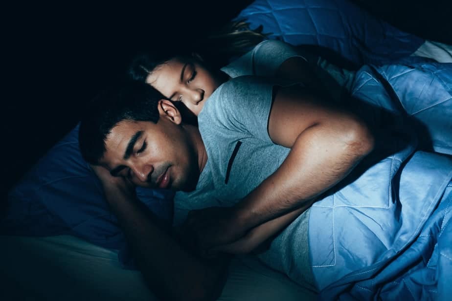 10 Vorteile neben jemandem zu schlafen, den du liebst