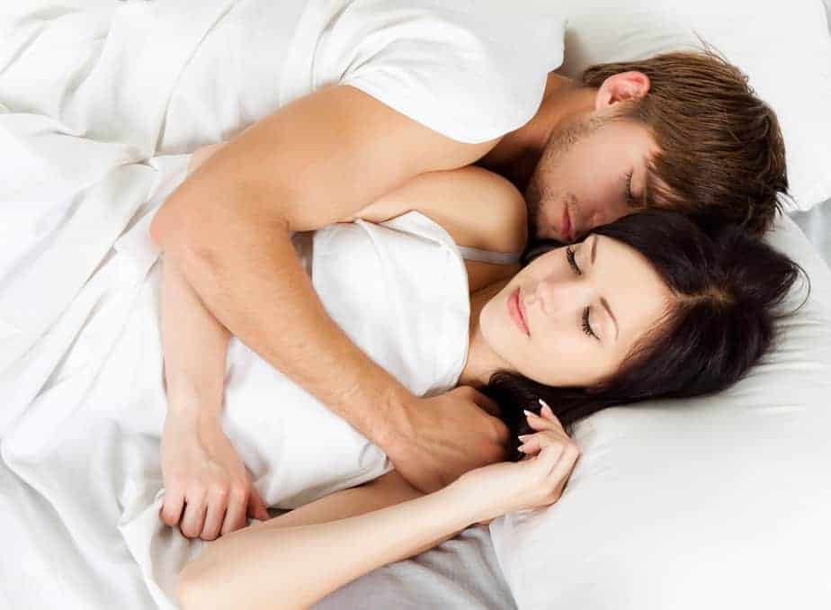 10 Vorteile neben jemandem zu schlafen, den du liebst