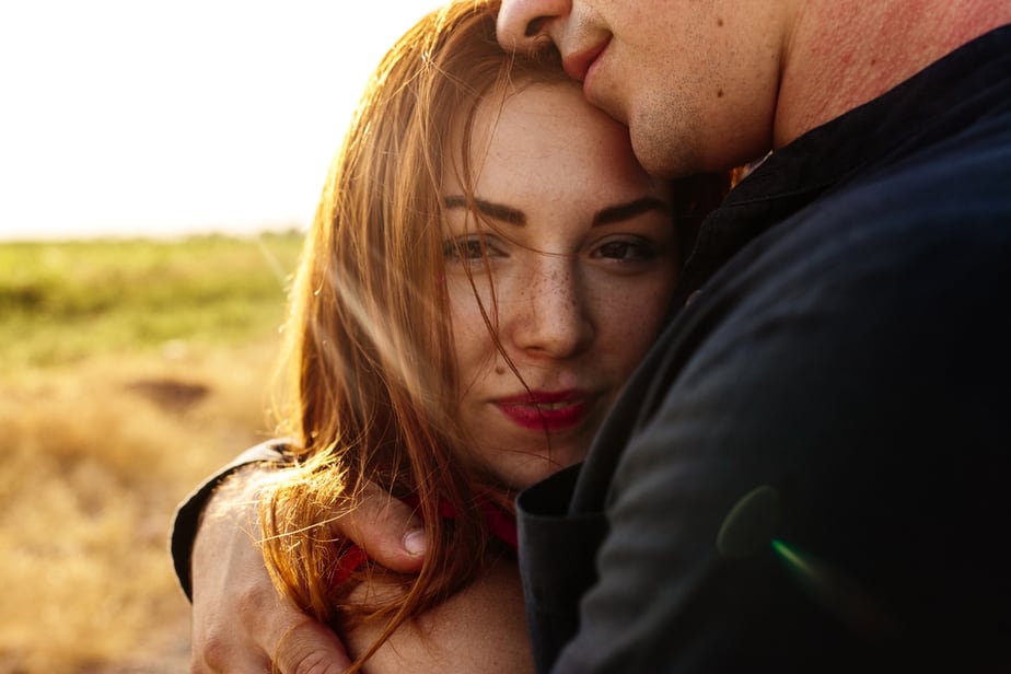 6 Wege, wie ein Mann dich in einer Beziehung anbetet