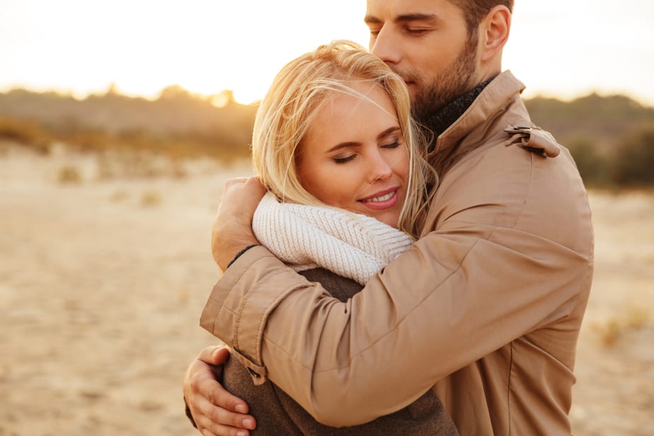 6 Wege, wie ein Mann dich in einer Beziehung anbetet