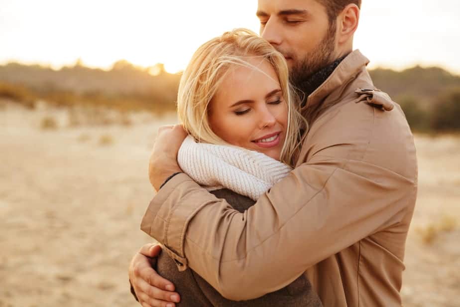 Wie erkennt man, ob eine Umarmung romantisch ist 9 Dinge, auf die du achten solltest