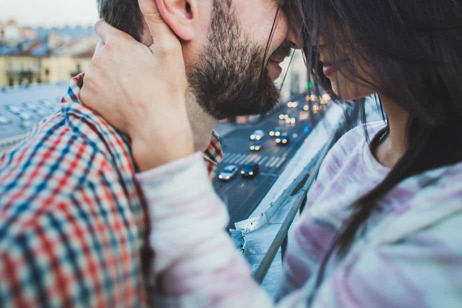Wie küssen verliebte Männer Die verborgene Bedeutung eines Kusses