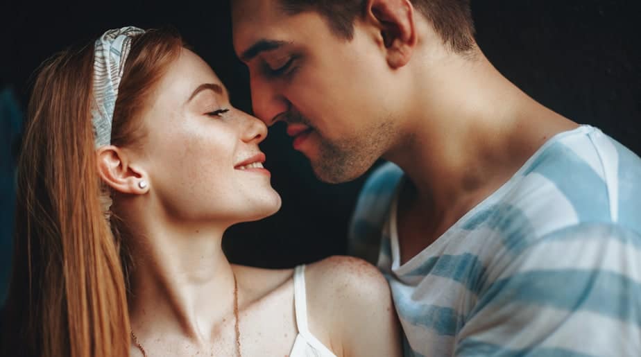 Wie küssen verliebte Männer Die verborgene Bedeutung eines Kusses