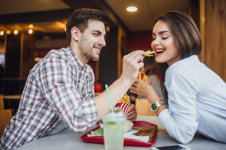 Wie flirten Männer 10 Schritte, um sie für sich zu gewinnen