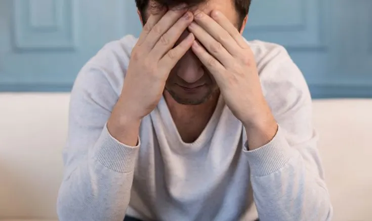 4 Gründe, warum ein Mann bei Stress den Rückzug wählt und wie man darauf reagiert