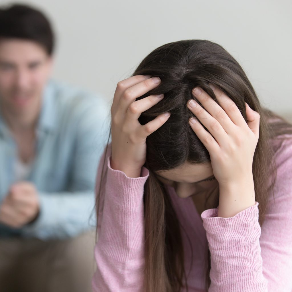 Finanzieller Missbrauch in der Ehe: 5 alarmierende Anzeichen dafür, dass du zum Opfer wirst