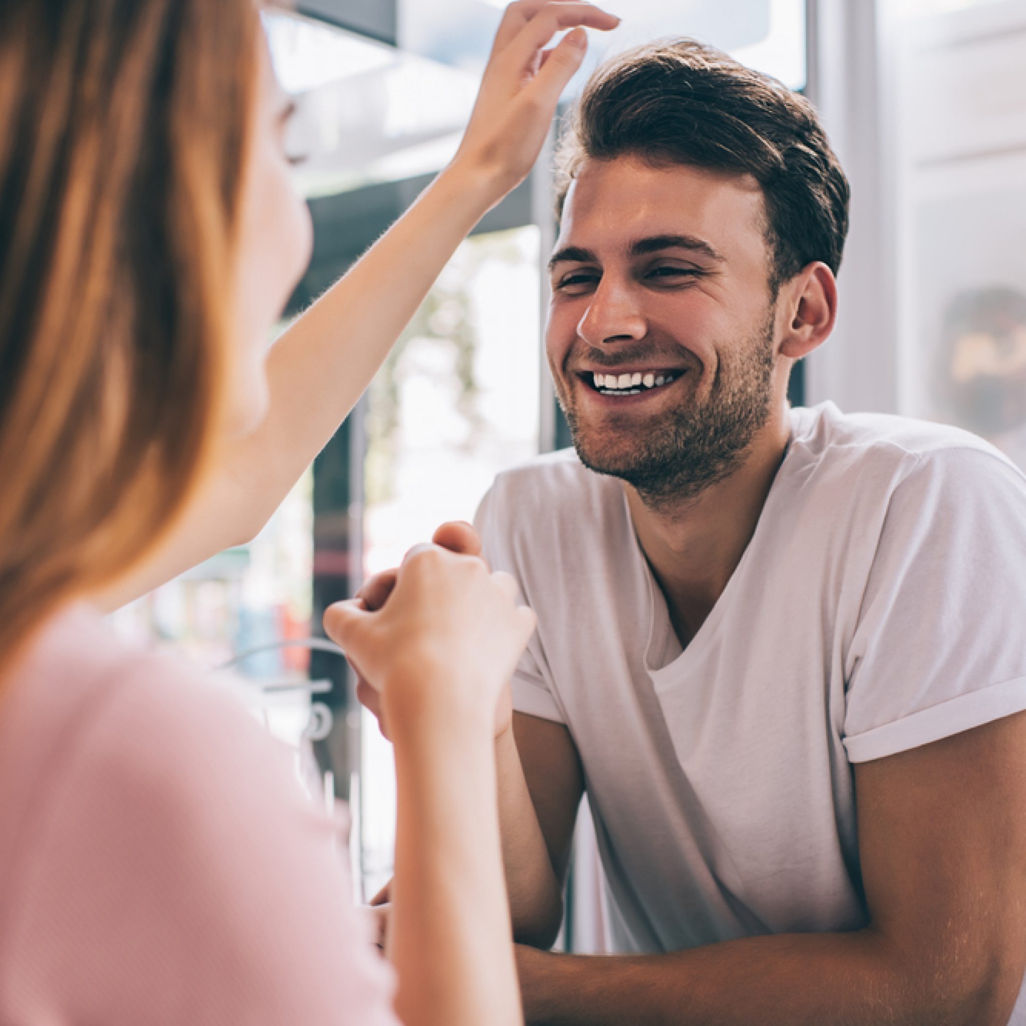 Wie Flirten Männer Die Es Ernst Meinen Wie flirten Männer, die es ernst meinen? 7 Anzeichen, um nie mehr einen