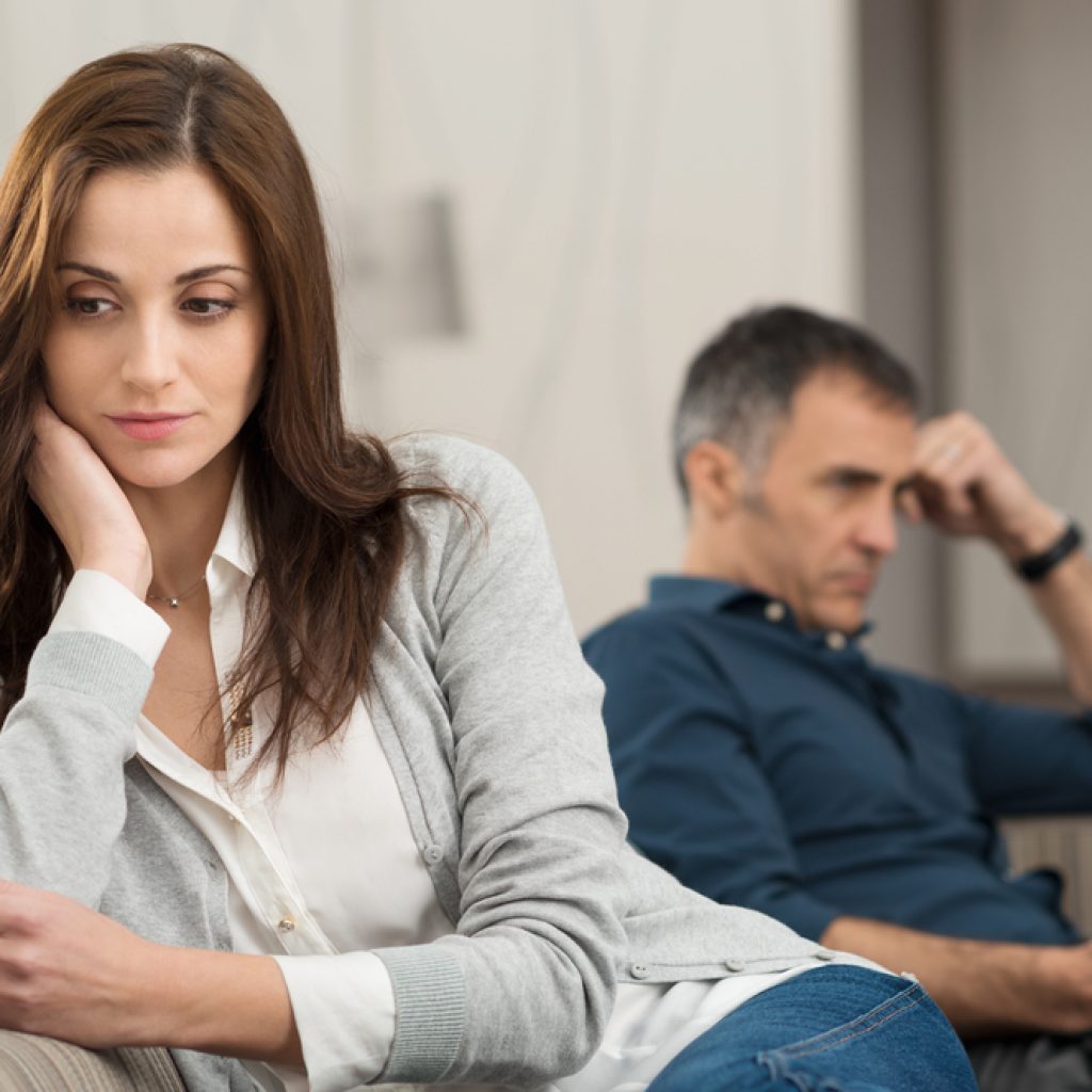 4 wichtige Warnzeichen, an den du eine emotionale Affäre bei dir oder deinem Partner erkennst