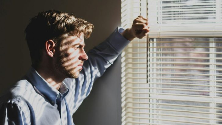 4 Phasen der Trennung bei Männern: Wie bearbeiten Männer Trennungsschmerz?
