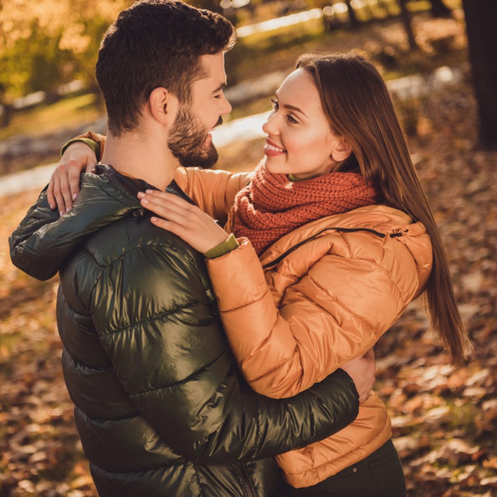 Erfahre, wie du eine glückliche Beziehung haben kannst: 15 Dinge, die du versuchen solltest