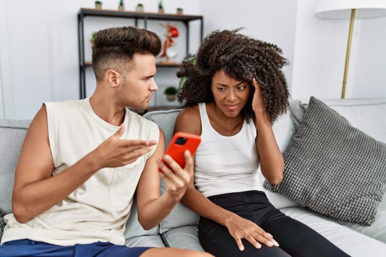 10 körpersprachliche Anzeichen, dass er eifersüchtig ist, weil er dich mag