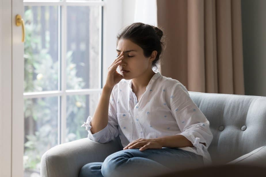 Körpersprache der Nervosität: 10 Anzeichen dafür, dass du ausflippst