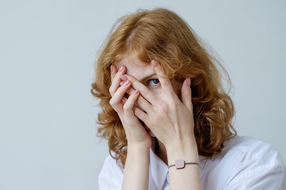Körpersprache der Schande: 10 nonverbale Warnsignale, die du beachten solltest