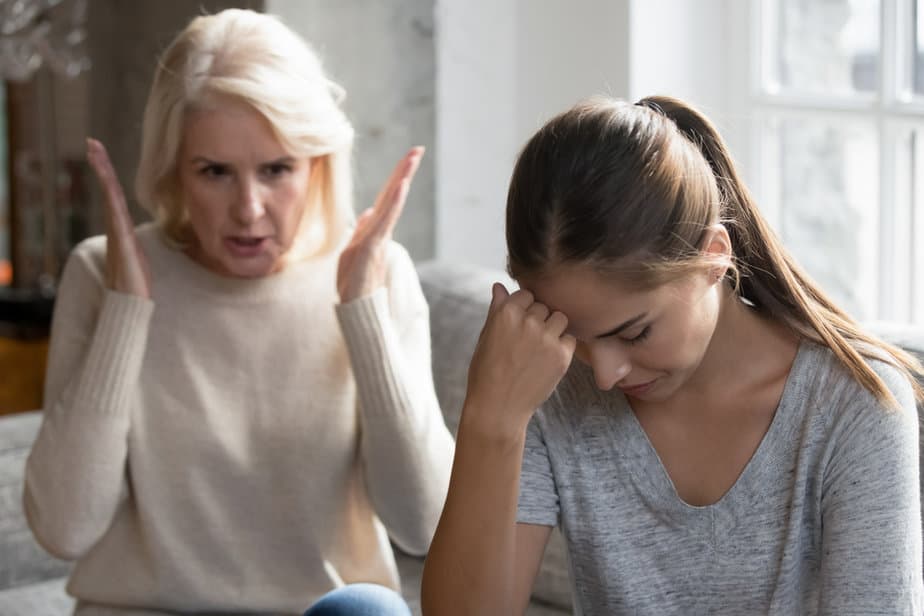 9 Sätze, die narzisstische Mütter verwenden und wie sie sich auf dich auswirken