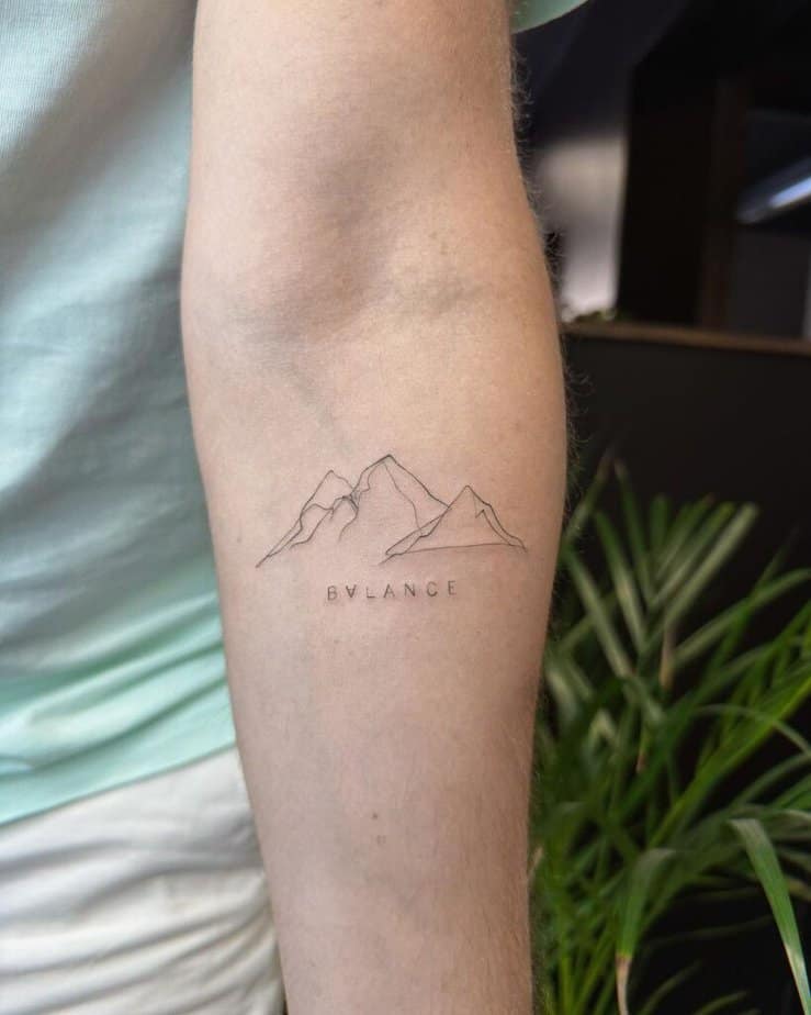 1. Ein Berg-Tattoo mit einem Mantra 