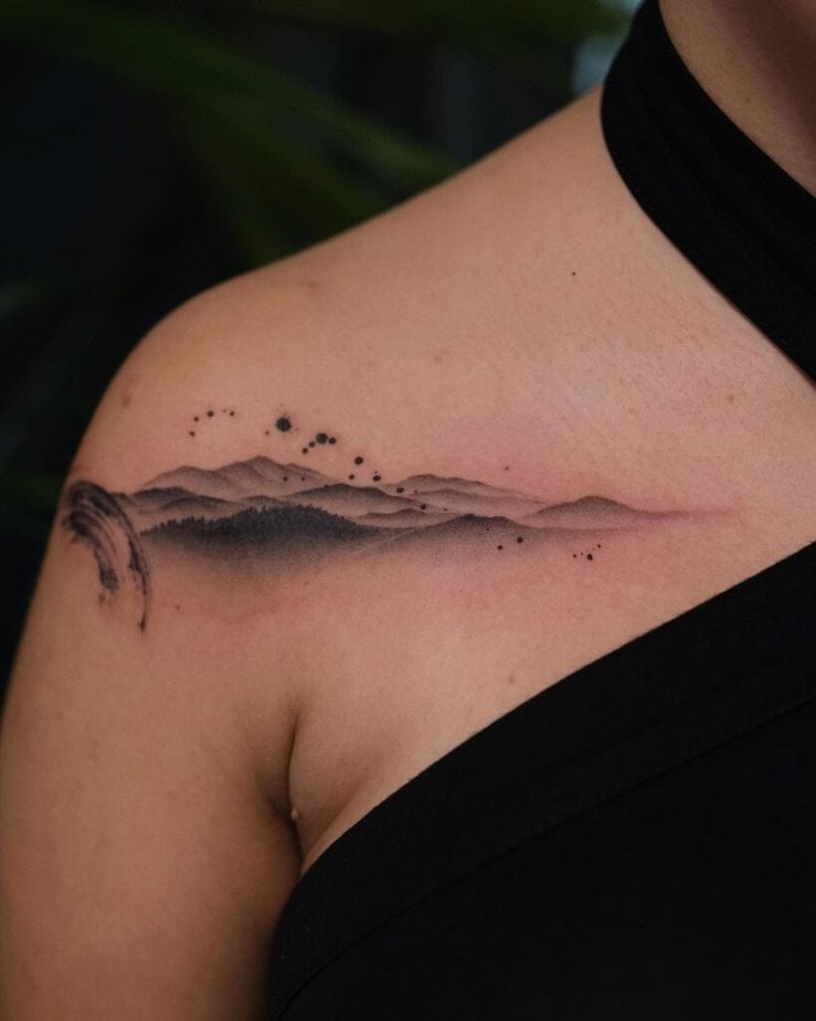 10. Ein Berg-Tattoo auf der Schulter 