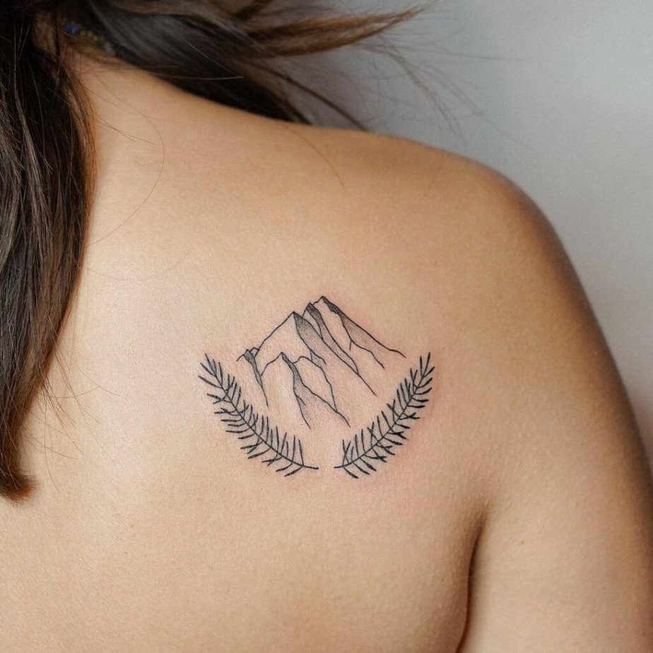 11. Ein Berg-Tattoo auf dem Rücken