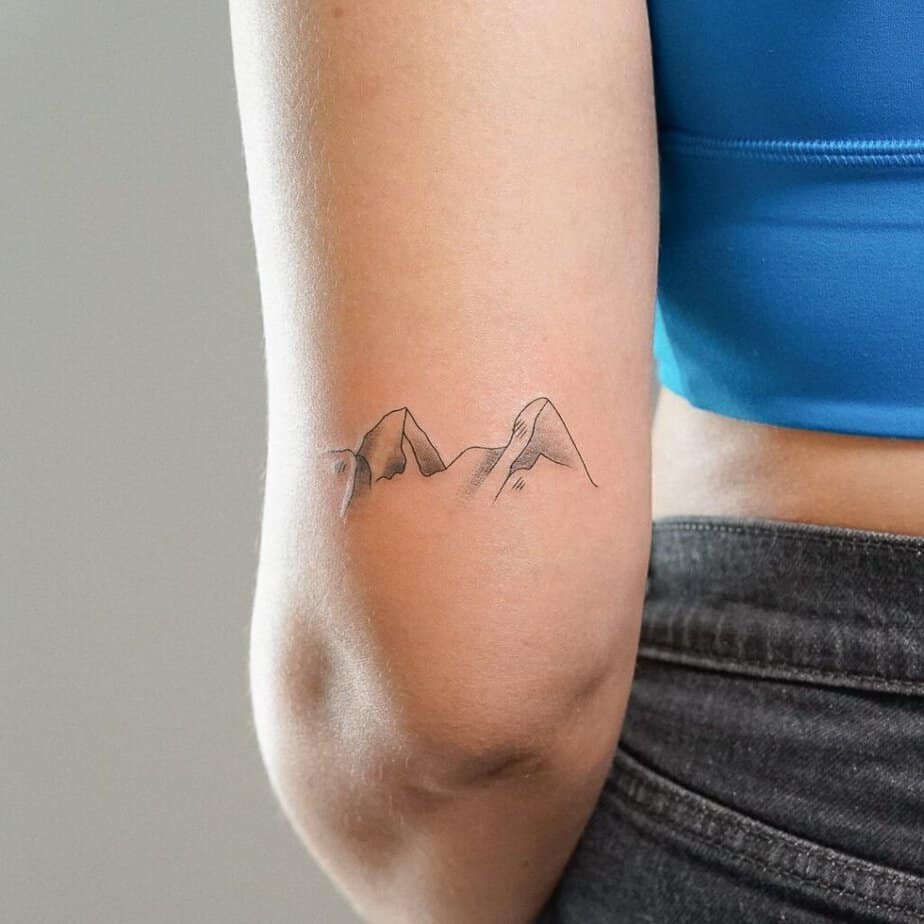 12. Ein Berg-Tattoo auf der Rückseite des Arms