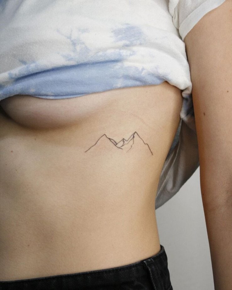 14. Ein einfaches und elegantes Line-Art-Berg-Tattoo 