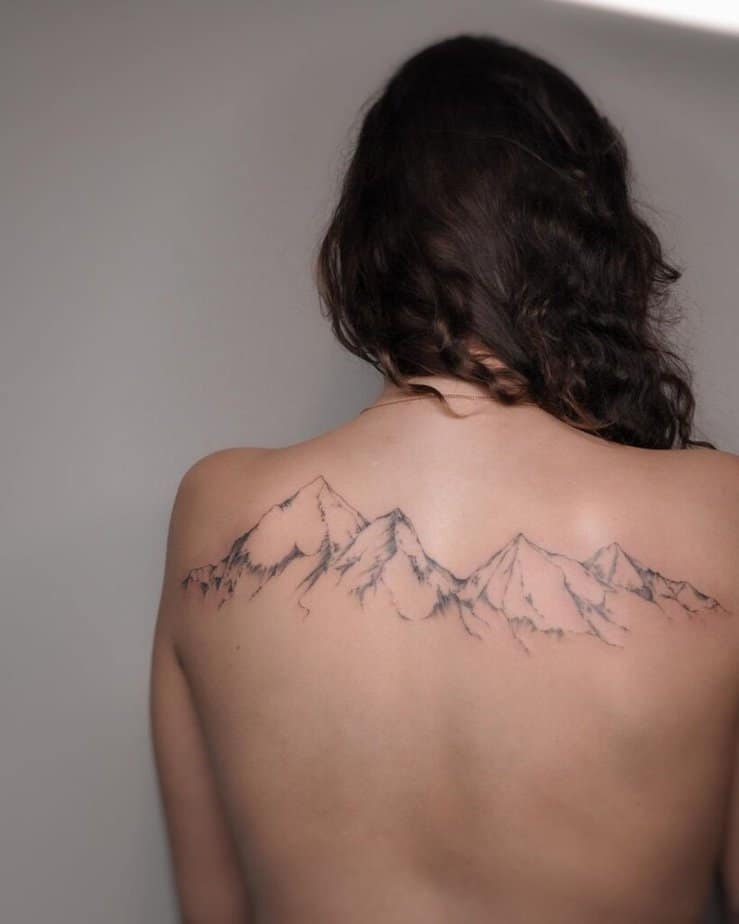 18. Ein maximalistisches Berg-Tattoo 