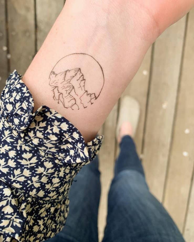 20. Ein Berg-Tattoo am Handgelenk 