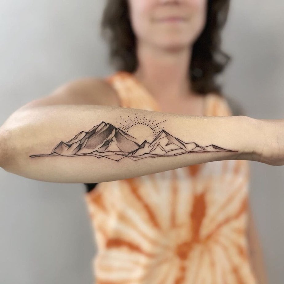 3. Ein Berg-Tattoo quer über den Unterarm 