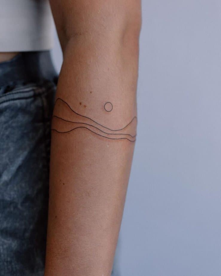 4. Ein abstraktes Berg-Tattoo mit einem Mond