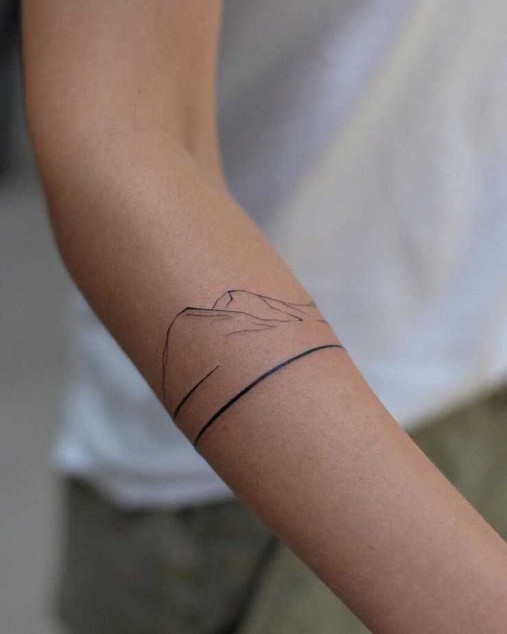 5. Ein minimalistisches Berg-Tattoo 