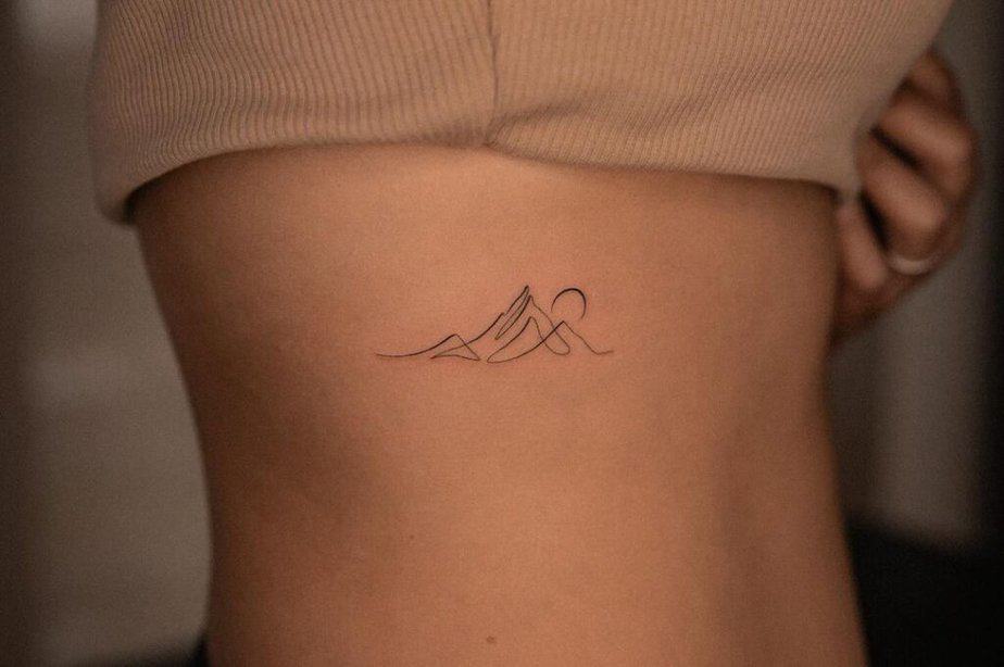 6. Ein abstraktes Berg-Tattoo auf dem Brustkorb 