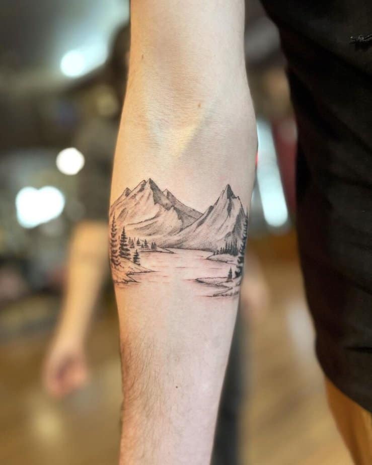7. Ein Tattoo mit Berglandschaft  