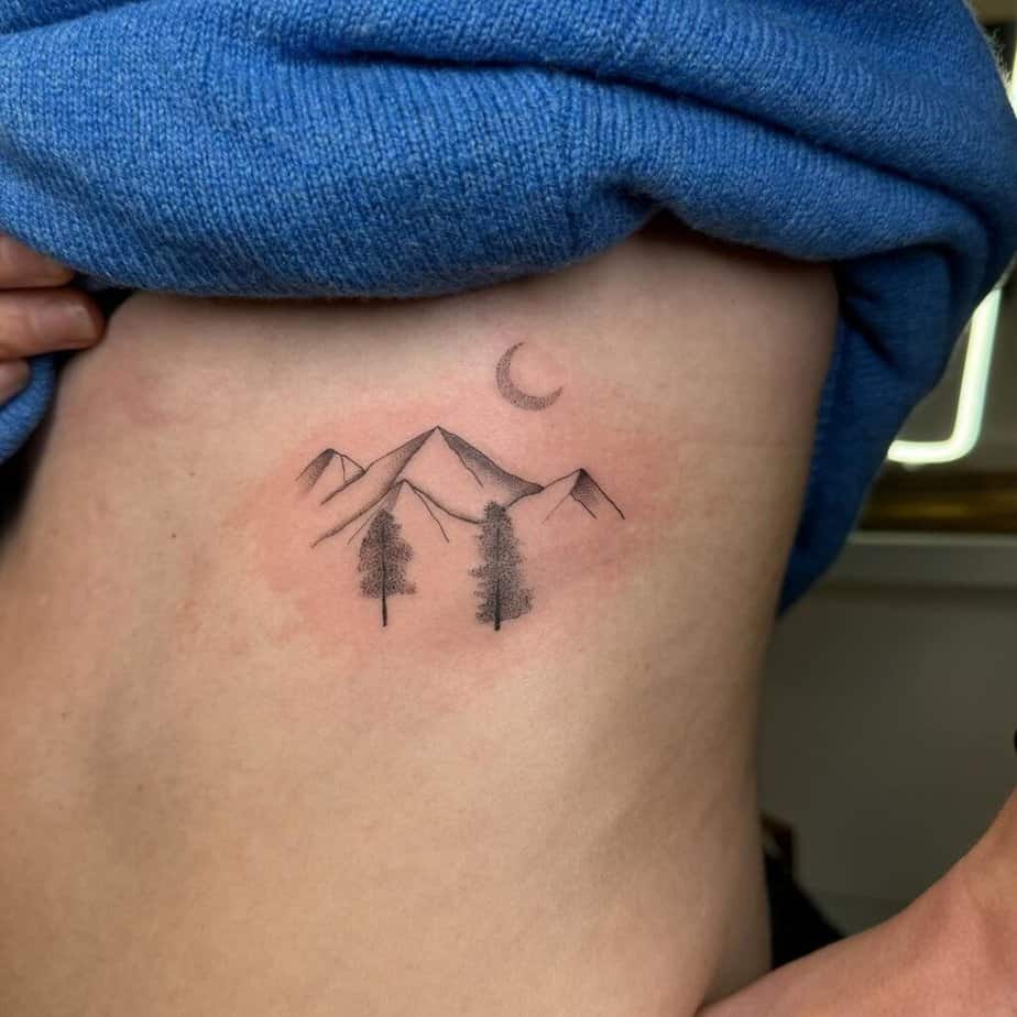 8. Ein Dotwork-Berg-Tattoo 