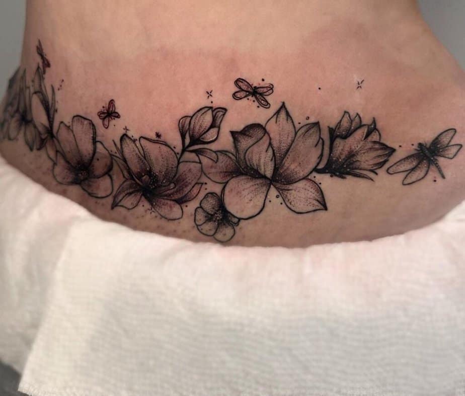 2. Ein Bauchstraffungs-Tattoo mit Blumen und Schmetterlingen