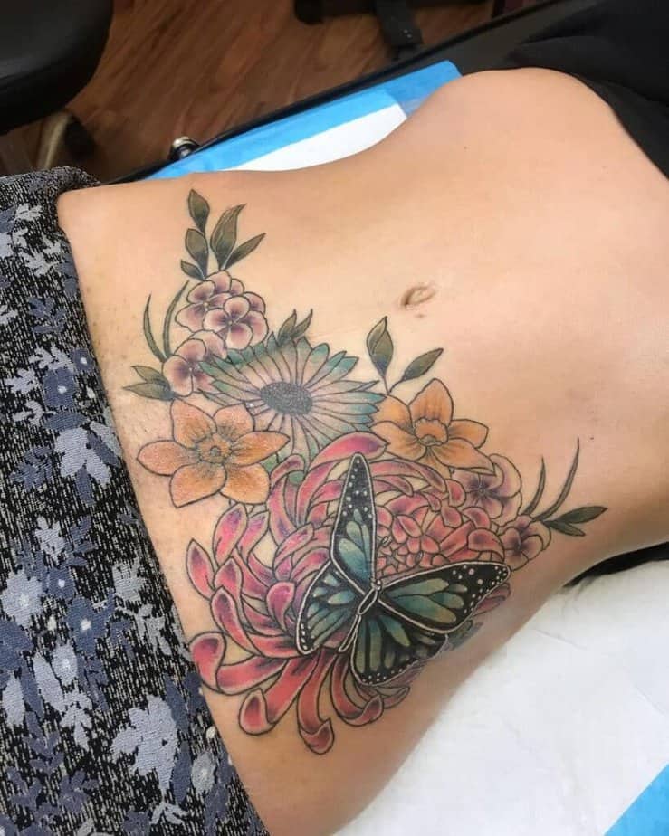 11. Ein florales Bauchstraffungs-Tattoo 