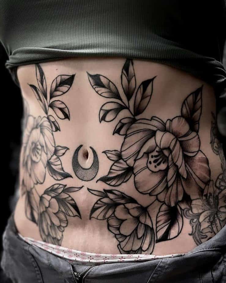 13. Ein florales Bauchdecken-Tattoo mit einem Mond