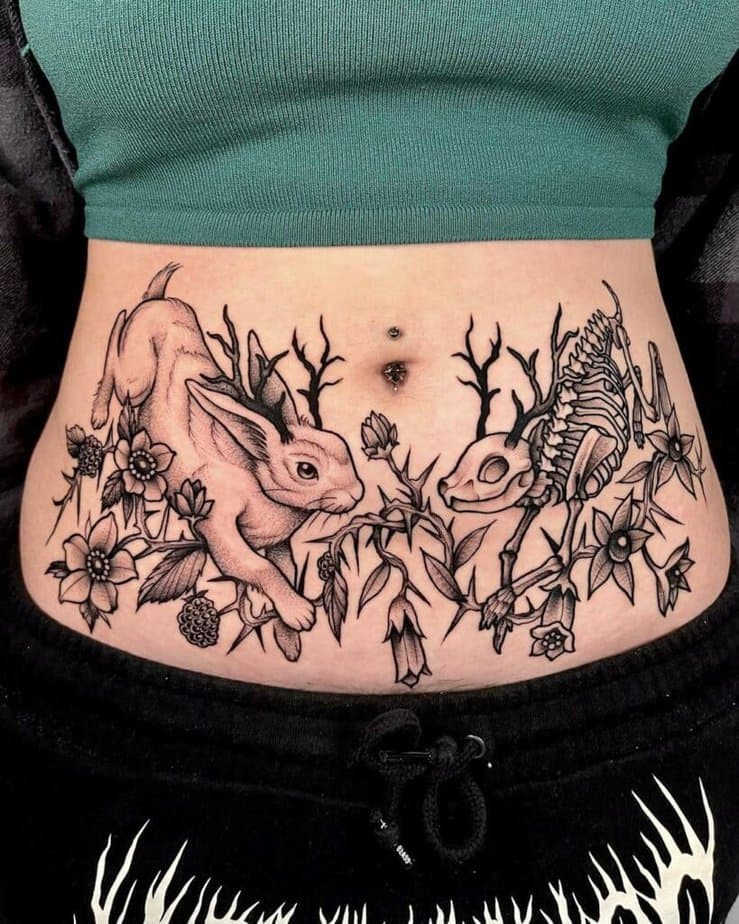14. Ein Bauchdecken-Tattoo mit Häschen und Blumen