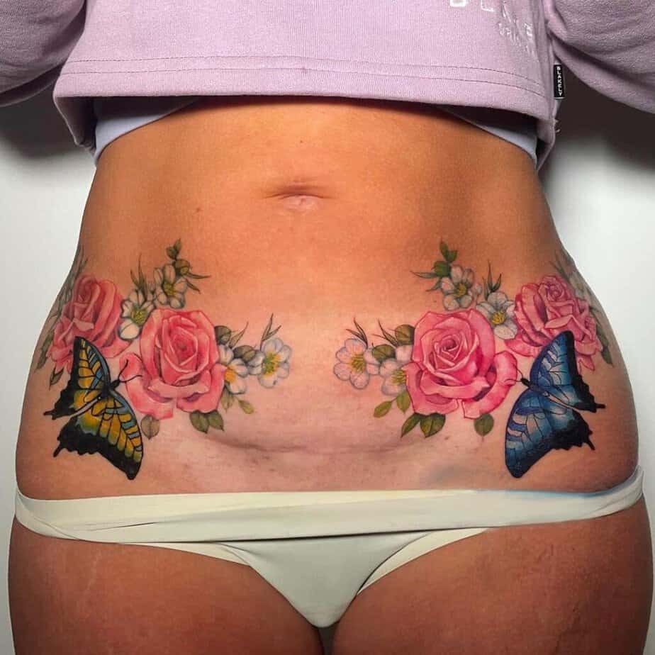 15. Ein florales Bauchdecken-Tattoo mit Schmetterlingen