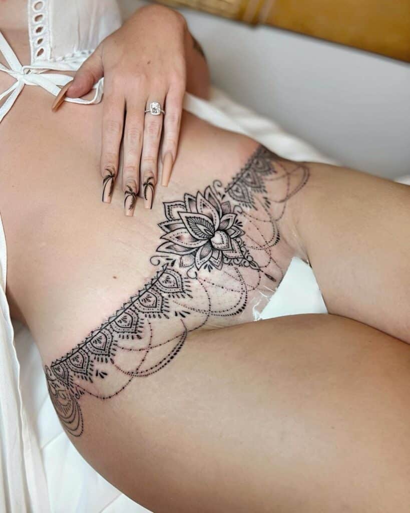 20. Ein Lotusblumen-Mandala-Bauchdecken-Tattoo 