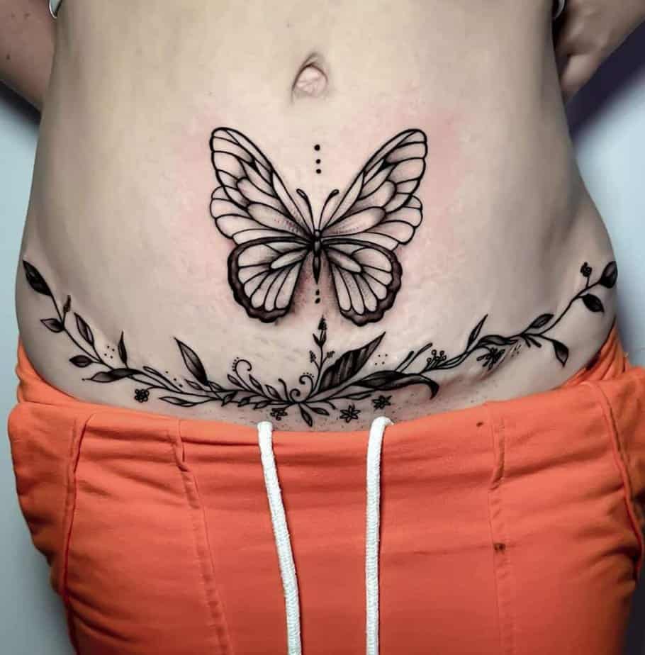 4. Eine Bauchdeckenstraffung Tattoo mit einem großen Schmetterling
