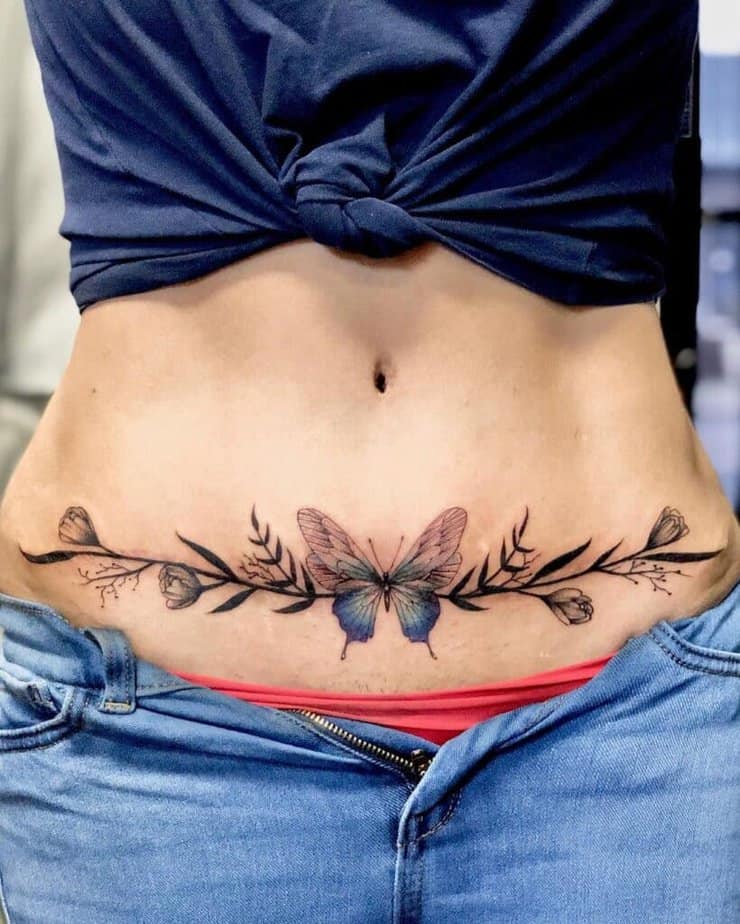 6. Eine Bauchstraffung Tattoo mit einem bunten Schmetterling 