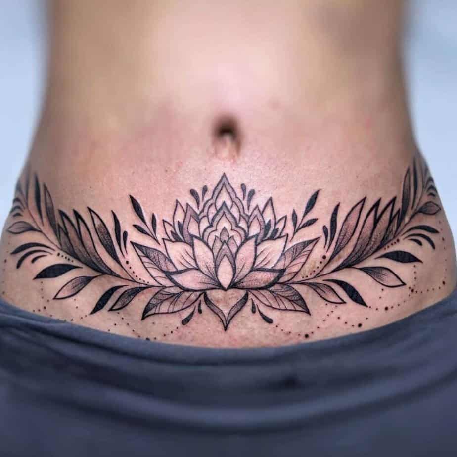 1. Eine Lotusblume als Bauchstraffungs-Tattoo