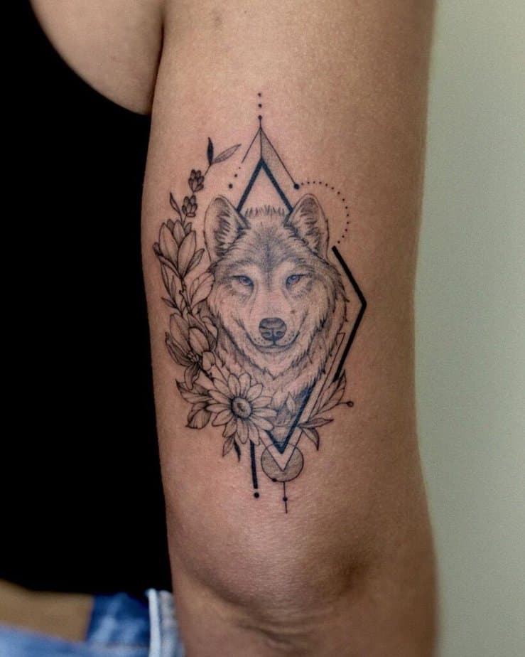 11. Geometrische Wölfe und Blumen Tattoo