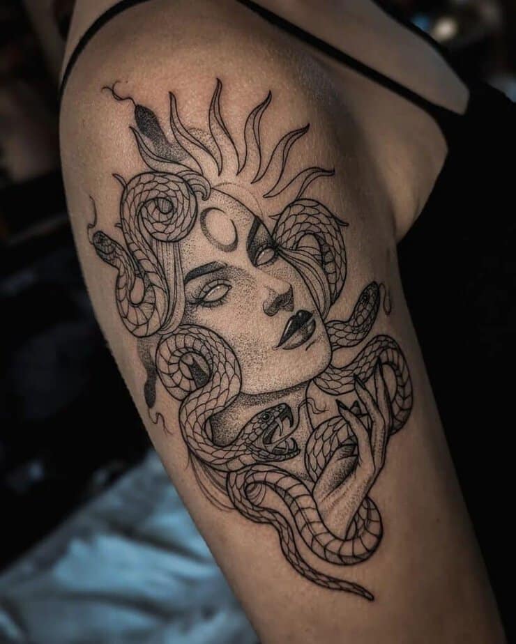 15. Dotwork Medusa Oberarm Tattoo