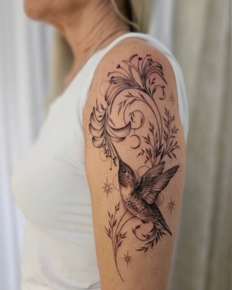 7. Kolibri und Blumen Oberarm Tattoo