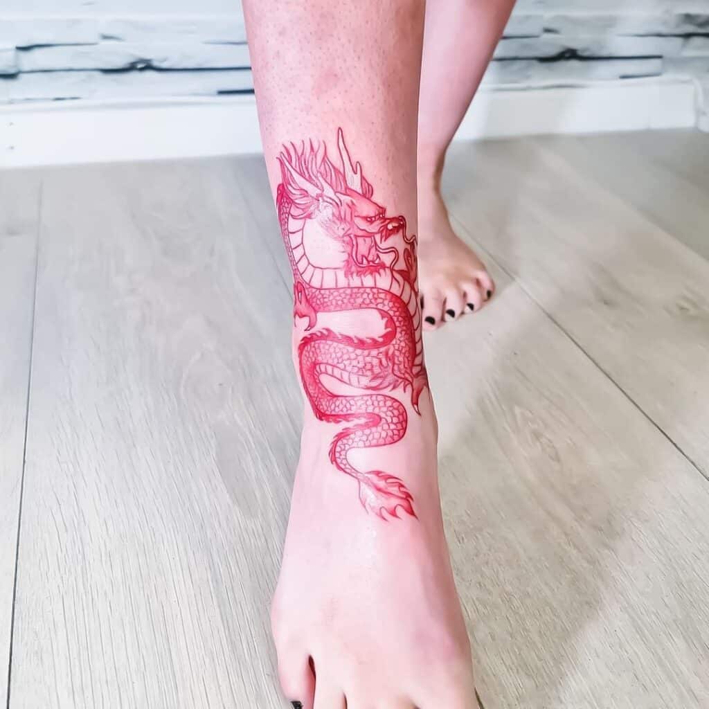 14. Ein rotes Drachen-Tattoo auf dem Schienbein