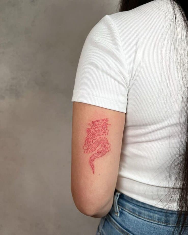 15. Ein blühender roter Drache als Tattoo