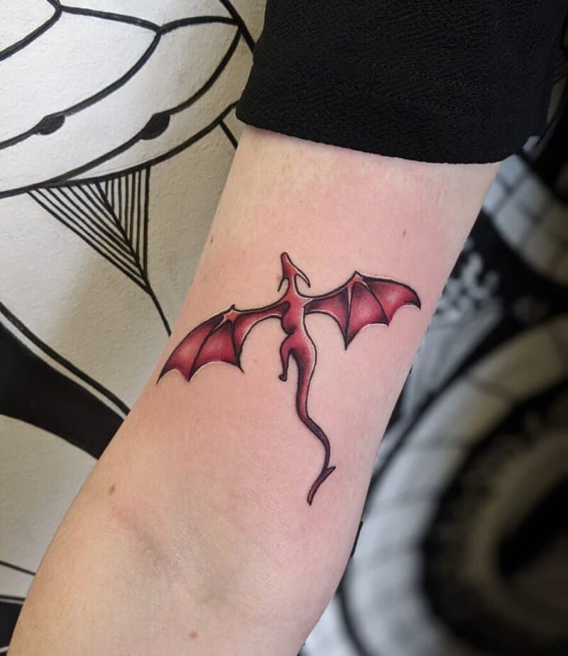 4. Ein Mini-Tattoo eines roten Drachens