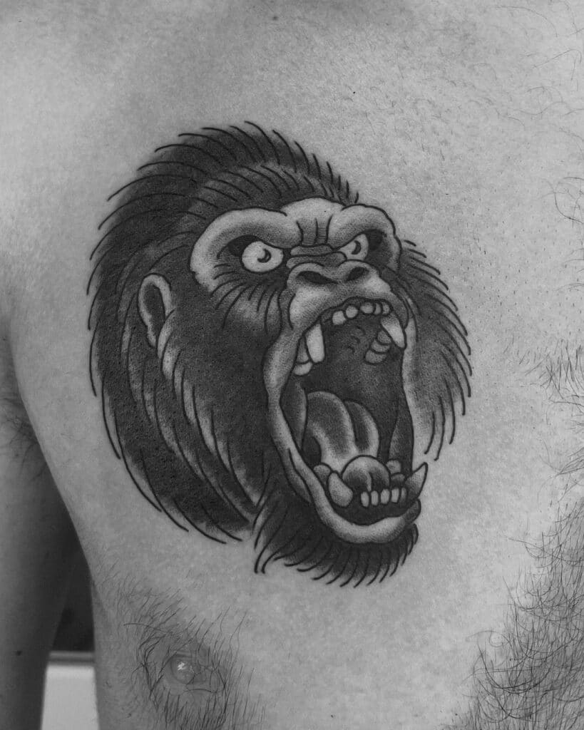 11. Ein Gorilla-Tattoo auf der Brust