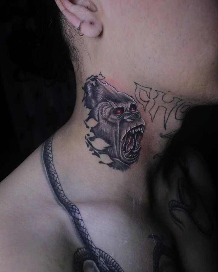 16. Ein Gorilla-Tattoo an der Seite des Halses