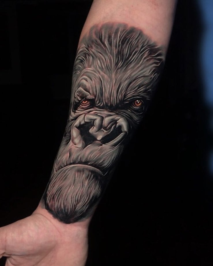 19. Ein realistisches Gorilla-Tattoo auf der Innenseite des Arms